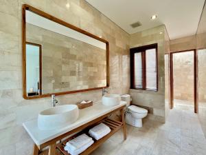 Vannituba majutusasutuses 2 Bedroom Exclusive Villa Rice Paddy views with Private Pool Includes Free Breakfast