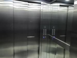 un cierre de un ascensor de acero inoxidable en Parque España en Rosario