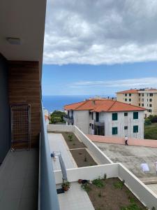 uma vista para o oceano a partir da varanda de um edifício em Paradise Garajau em Garajau