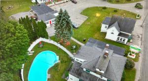 eine Luftansicht eines Hauses mit Pool in der Unterkunft Claddagh Motel & Suites in Rockport