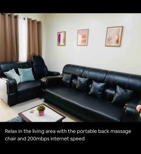 Zona d'estar a Cozy and Spacious With a view and parking