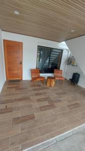 Pokój z 2 ławkami, stołem i drzwiami w obiekcie Casa Dñ Ana w mieście Jacó