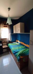 Tempat tidur dalam kamar di Casa vancanze con camino
