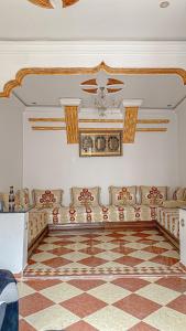 a living room with a couch and a ceiling at شاطئ الهدوء أمتار - استأجر كوخ محمد الربون ليوم من الاسترخاء 