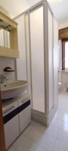 Baño blanco con lavabo y aseo en Casa vancanze con camino, en Castel di Sangro