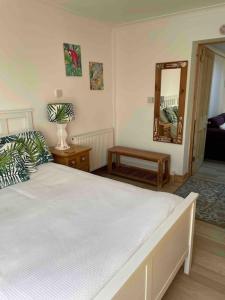 Кровать или кровати в номере Bournemouth Cosy Retreat