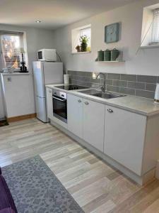 Кухня или мини-кухня в Bournemouth Cosy Retreat
