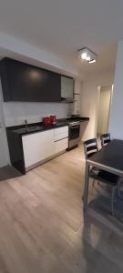 Η κουζίνα ή μικρή κουζίνα στο Roca Apartment +9 φωτογραφίες