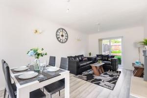 a living room with a table and a dining room at Birmingham Great Barr Property Near Junction 7 M6 in Birmingham