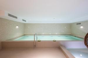 Swimming pool sa o malapit sa Studio Apartments 365
