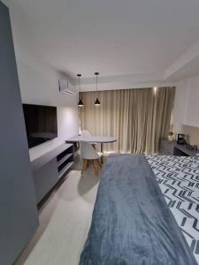 a white room with a table and a dining room at Flat em Boa Viagem 100% Equipado in Recife
