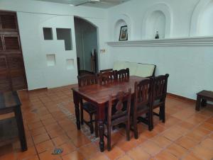 comedor con mesa de madera y sillas en Villa Isabel, en Tangolunda