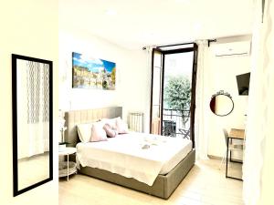 ローマにあるVatican homeの白いベッドルーム(ベッド1台、鏡付)