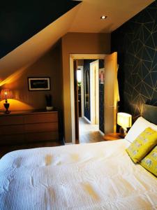 1 dormitorio con 1 cama blanca grande en una habitación en Luxury Apartment Brighton and South Downs National Park, Free Parking en Falmer