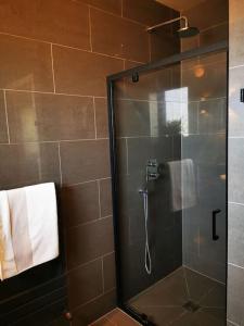 y baño con ducha y puerta de cristal. en Luxury Apartment Brighton and South Downs National Park, Free Parking, en Falmer