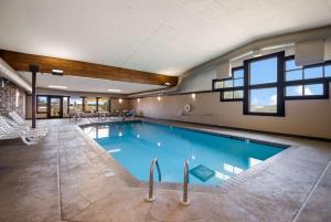 - une grande piscine dans un bâtiment doté d'une grande fenêtre dans l'établissement Best Western Bemidji, à Bemidji