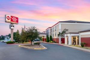 un cartel en un estacionamiento frente a un hotel en Best Western Plus Eau Claire Conference Center, en Eau Claire