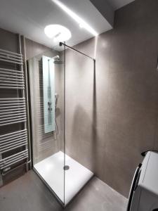 y baño con ducha y puerta de cristal. en New Modern Apartment Meggie - CENTAR, en Osijek