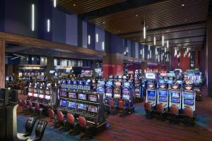 banda automatów w kasynie w obiekcie Harrah's Cherokee Valley River Casino & Hotel w mieście Murphy