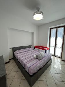 CadrezzateにあるLake mood holiday homeのベッドルーム1室(ベッド1台、赤いテーブル付)