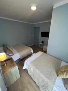 Cama ou camas em um quarto em Hostal Ravello