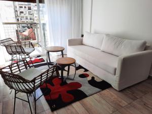 sala de estar con sofá, mesa y sillas en Departamentito en Recoleta en Buenos Aires