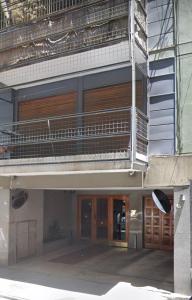 - Vistas al exterior de un edificio con balcón en Departamentito en Recoleta en Buenos Aires