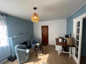 a blue room with a desk and a chair at Hostal Ravello - ex Viña Bella in Viña del Mar
