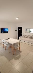 瓜萊瓜伊丘的住宿－ALOJAMIENTO LA ESTACIÓN，客房内的白色桌子和长凳
