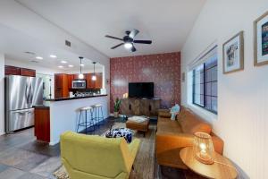 una sala de estar con un sofá y una mesa en Cactus Casita at St Phillips, en Tucson