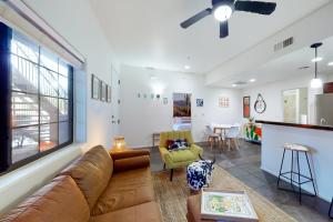 una sala de estar con un sofá y una mesa en Cactus Casita at St Phillips, en Tucson