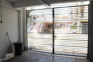a room with a large window with blinds on it at Amplia Casa/Residencia a 15 Minutos de playa Miramar y Altama in Tampico