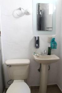 ein weißes Bad mit einem WC und einem Waschbecken in der Unterkunft Amplia Casa/Residencia a 15 Minutos de playa Miramar y Altama in Tampico