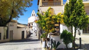 una calle en una ciudad con una iglesia en Casa Castillo, en Torres