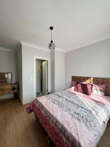 een slaapkamer met een groot bed en een roze deken bij Lake & sea view 2 bedrooms apartments in Istanbul