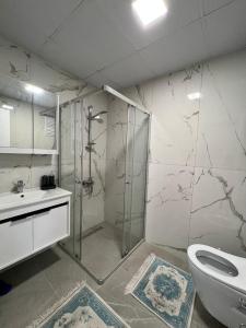 een badkamer met een douche, een toilet en een wastafel bij Lake & sea view 2 bedrooms apartments in Istanbul