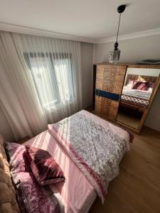 een slaapkamer met een bed en een dressoir bij Lake & sea view 2 bedrooms apartments in Istanbul