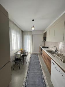 een keuken met een tafel en een eetkamer bij Lake & sea view 2 bedrooms apartments in Istanbul