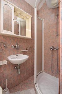 y baño con lavabo y ducha. en Apartments by the sea Unesic - Unije, Losinj - 8044 en Unije