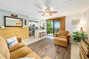Il comprend un salon avec un canapé et des chaises ainsi qu'une cuisine. dans l'établissement Big Island Kona Makai 4205 condo, à Kailua-Kona
