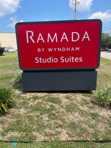 Ramada by Wyndham Studio Suites Dothan的证书、奖牌、标识或其他文件