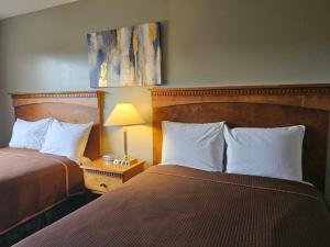 una camera d'albergo con due letti e una lampada di Ocean Marina Hotel a Port Alberni