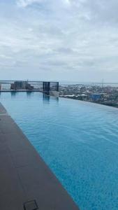 una gran piscina en la parte superior de un edificio en Calyx Residences City View en Cebu City