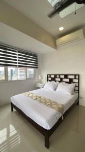 Llit o llits en una habitació de Calyx Residences City View