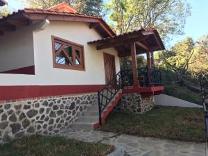 een huis met een trap en een raam bij Cabaña Lunamiel 3 in Mazamitla