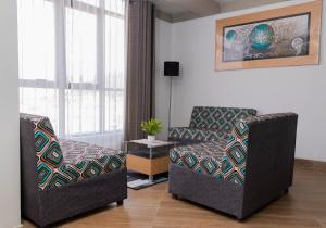 sala de estar con 2 sillas y mesa en Samay Business Hotel and Departments en Cusco