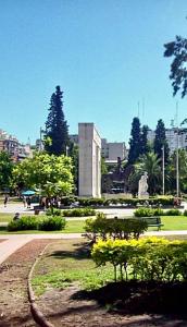 un parco con alberi e fiori in una città di Cómodo y cálido a Buenos Aires