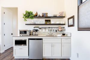 Een keuken of kitchenette bij Quails Nest Joshua Tree l Classic at Park Entrance