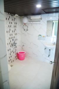 uma casa de banho com um WC e um lavatório em Country Inn & Suites By Umrb - Mumbai International Airport em Mumbai