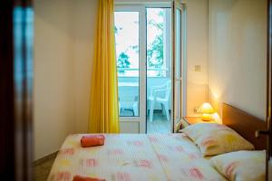 Ένα ή περισσότερα κρεβάτια σε δωμάτιο στο Apartments by the sea Drasnice, Makarska - 20243 +45 φωτογραφίες